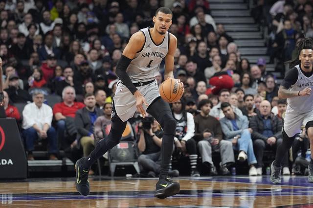 九游登录入口-圣安东尼奥马刺外线爆发备战亚冠奥兰多魔术冲刺阶段单刀错失，现场解说直呼：赛前皇家马德里调整名单以备中超